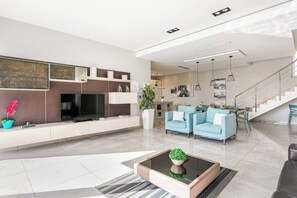 Smart TV, foosball, table tennis - Villa Dorado with Pool, Sauna, Jacuzzi, Gym & more (Marsaskala)