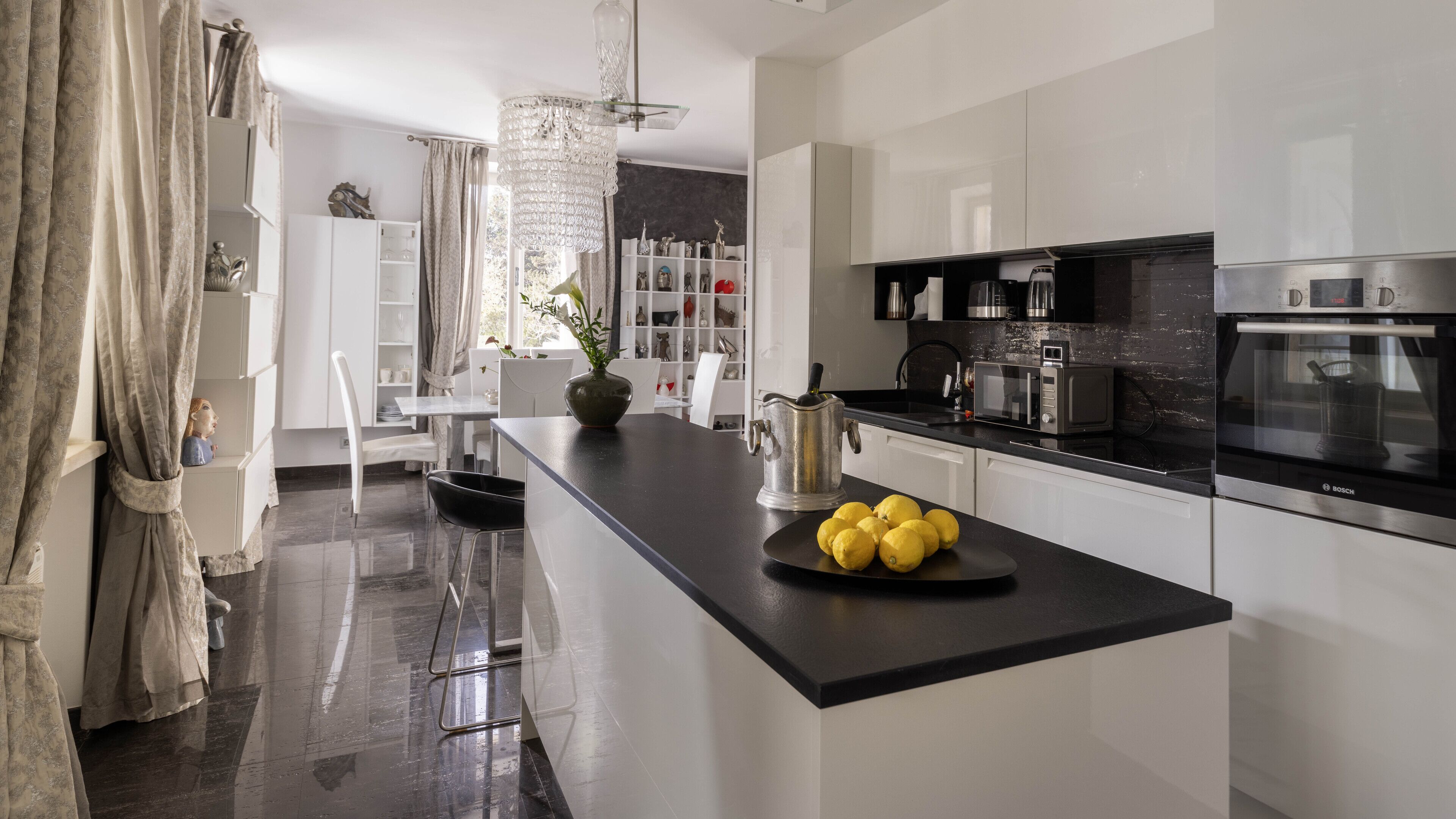 Frigorífico, microondas, horno y placa de cocina