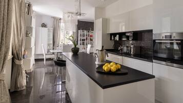 Frigorífico, microondas, horno y placa de cocina