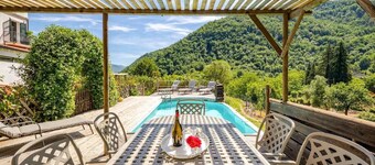 Muzio-rural,pvt gdn&pool, sea 20' 
008042-LT-0050