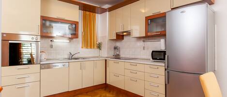 Frigorifero, microonde, forno, piano cottura