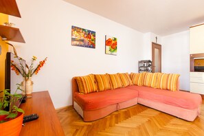 TV - Comfy Split City Apartment Atrium (Split)
