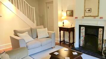 Smart-TV, Kamin, DVD-Player, BĂŒcher