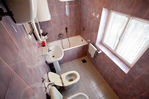Combined shower/tub, hair dryer, bidet, towels