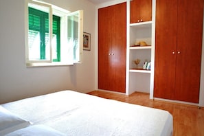 4 bedrooms, free WiFi, bed sheets - Beautiful Dalmatian style villa with magnificent garden  (Bobovisca na moru/Bobovisca at sea/)