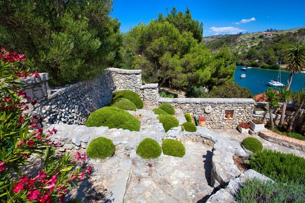 Property grounds - Beautiful Dalmatian style villa with magnificent garden (Bobovisca na moru/Bobovisca at sea/)