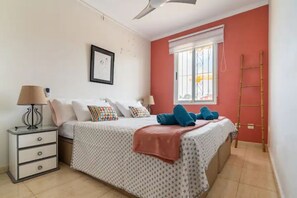 2 quartos, escrivaninha, ferros/tábuas de passar roupa, berço de viagem