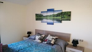 3 slaapkamers, een strijkplank/strijkijzer, reisbedje, wifi