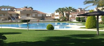 Great location - 2 bed split level apartment. Sleeps 6.