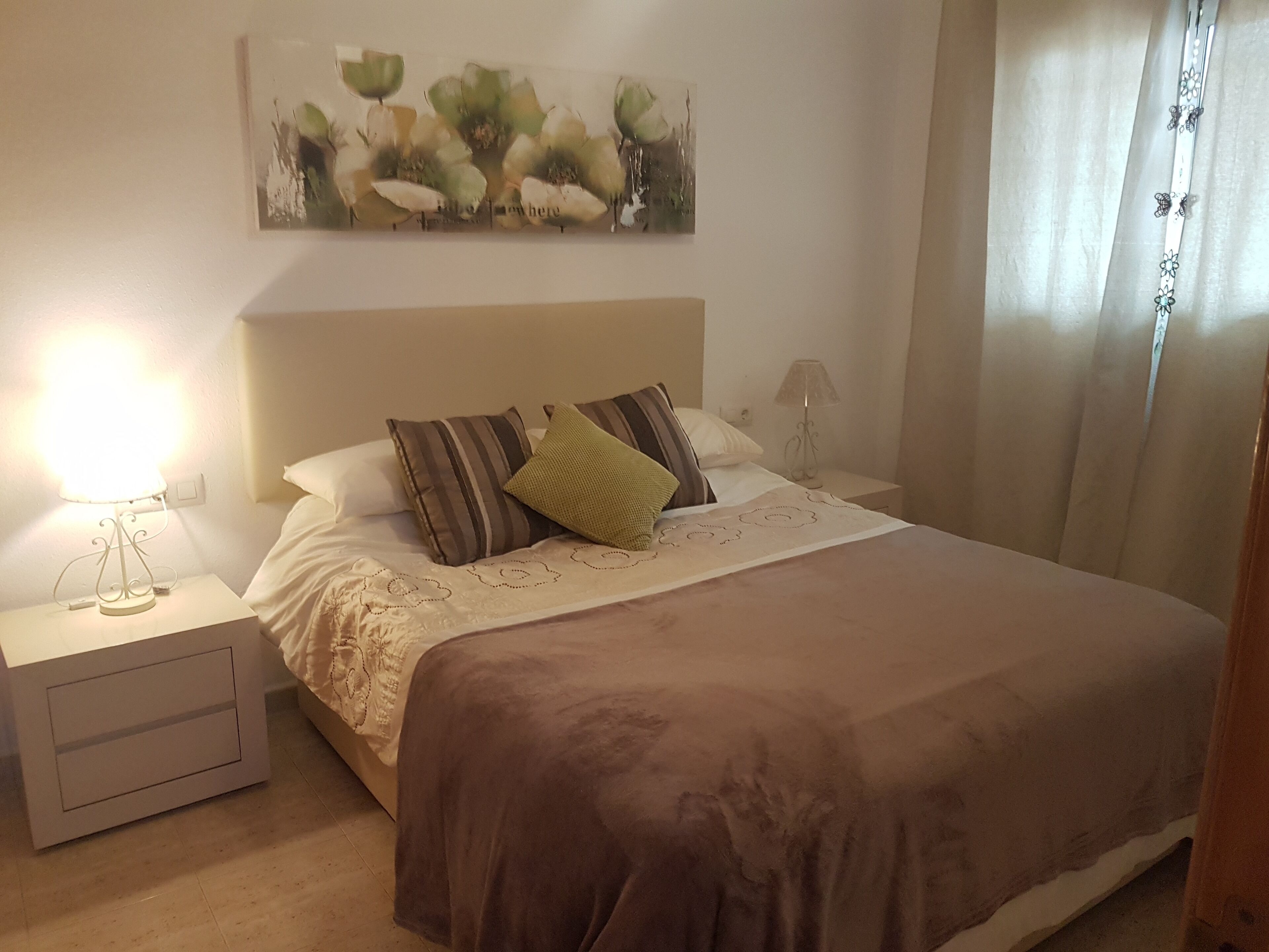 2 slaapkamers, een strijkplank/strijkijzer, reisbedje, wifi