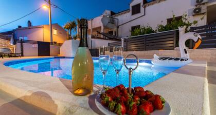 Perhehuoneistossa on kaksi makuuhuonetta ja kaksi kylpyhuonetta