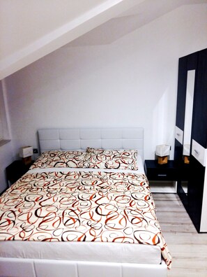 2 slaapkamers, een strijkplank/strijkijzer, gratis wifi, beddengoed