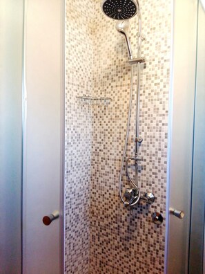 Haartrockner, Handtücher, Toilettenpapier