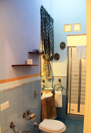 Chuveiro, secador de cabelo, bidê, toalhas de banho