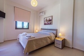 3 Schlafzimmer, Schreibtisch, Bügeleisen/Bügelbrett, Reisekinderbett