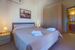 3 bedrooms, desk, iron/ironing board, travel cot
