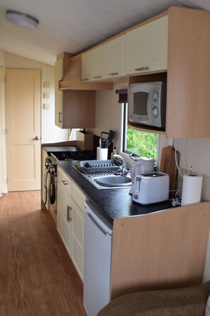 Fridge, microwave, oven, stovetop - 6 berth Static Caravan, 2 Bedroom on a beautiful site  in Bude, North Cornwall. (bude)
