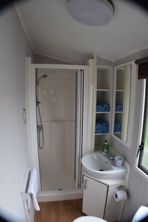 Douche, séchoir à cheveux, serviettes fournies, savon