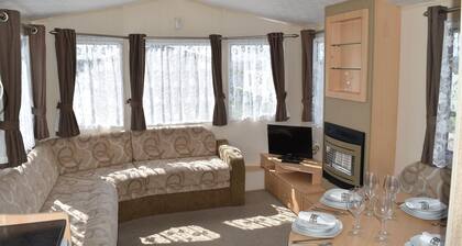 6 laiturissa Staattinen Caravan, 2 makuuhuoneen kauniilla päällä Budessa, Pohjois Cornwall.