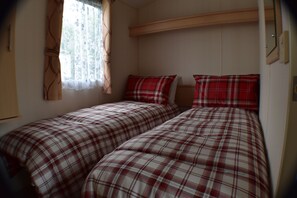 2 bedrooms, free WiFi, bed sheets - 6 berth Static Caravan, 2 Bedroom on a beautiful site  in Bude, North Cornwall. (bude)