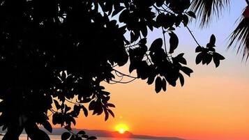 Beach nearby, sun loungers, beach towels