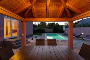 حمّام سباحة خارجي