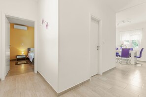 2 عدّة غرف نوم ومكواة/لوح كي وواي فاي مجانًا وملاءات أسرّة