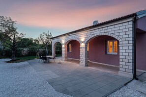 Un bâtiment doté d’un patio, d’un espace extérieur aménagé pour s’asseoir et offrant une vue sur le ciel.