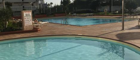 Una piscina al aire libre