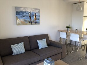 Een smart-tv en boeken