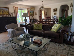 Smart TV, fireplace, books, stereo