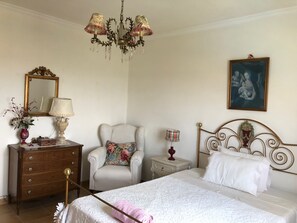 4 bedrooms, desk, iron/ironing board, travel cot