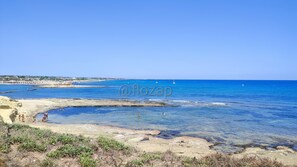 Una playa cerca, sillas reclinables de playa, toallas de playa