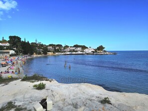 In Strandnähe, Liegestühle, Strandtücher