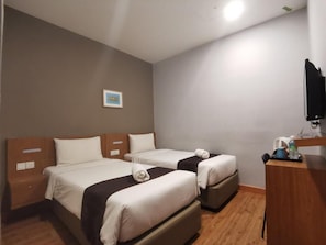 Habitación estándar con 2 camas individuales | Escritorio y wifi gratis 