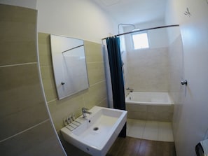 Regadera, amenidades de baño gratuitas, bidet, toallas 