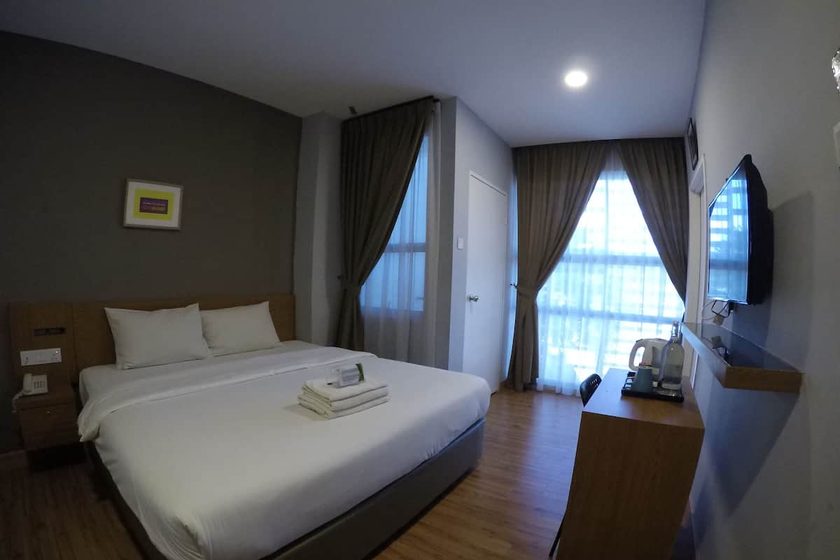 Quarto casal superior, 1 cama King | Escrivaninha, Wi-Fi de cortesia