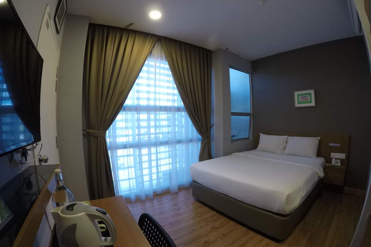 Quarto casal luxo, 1 cama Queen | Escrivaninha, Wi-Fi de cortesia