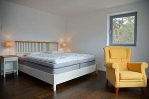 6 bedrooms, desk, iron/ironing board, free WiFi