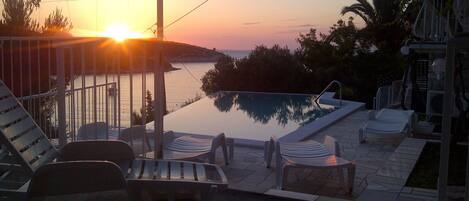 Lämmitetty uima-allas