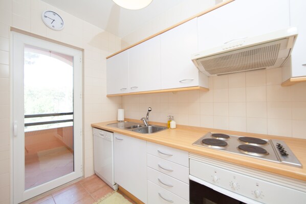 Kühlschrank, Mikrowelle, Ofen, Herdplatte