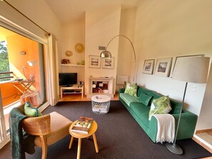 Una televisión, un reproductor de DVD, un reproductor estéreo