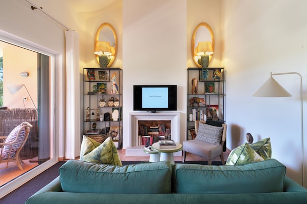 Smart TV - bwelcome aroeira beach & golf (Charneca de Caparica)