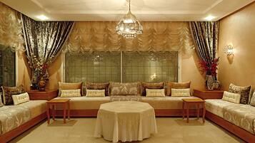 Televisión y chimenea