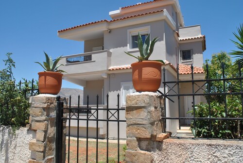 Nantia's studio apartment with bathroom and large veranda