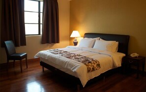 Room, 1 King Bed | Desk, iron/ironing board, free WiFi