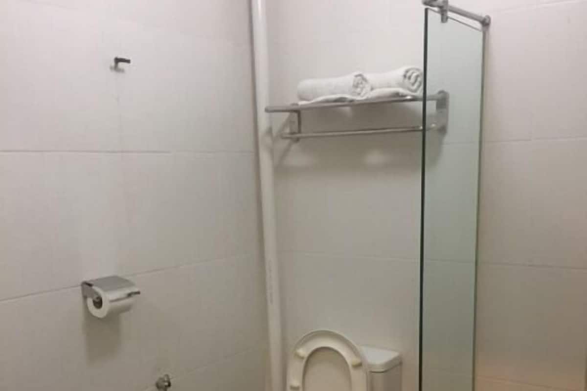 Shower, free toiletries