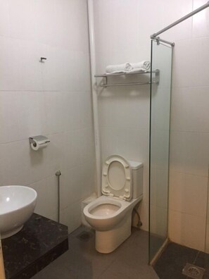 Shower, free toiletries