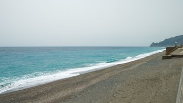 Una spiaggia nelle vicinanze