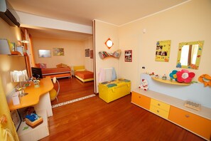 3 bedrooms, desk, iron/ironing board, WiFi